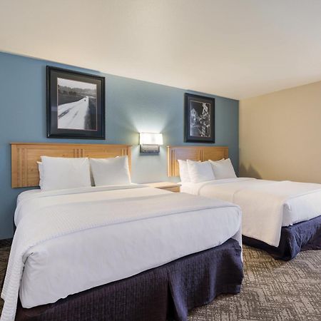 Best Western Golden Spike Inn & Suites Хил Сити Екстериор снимка