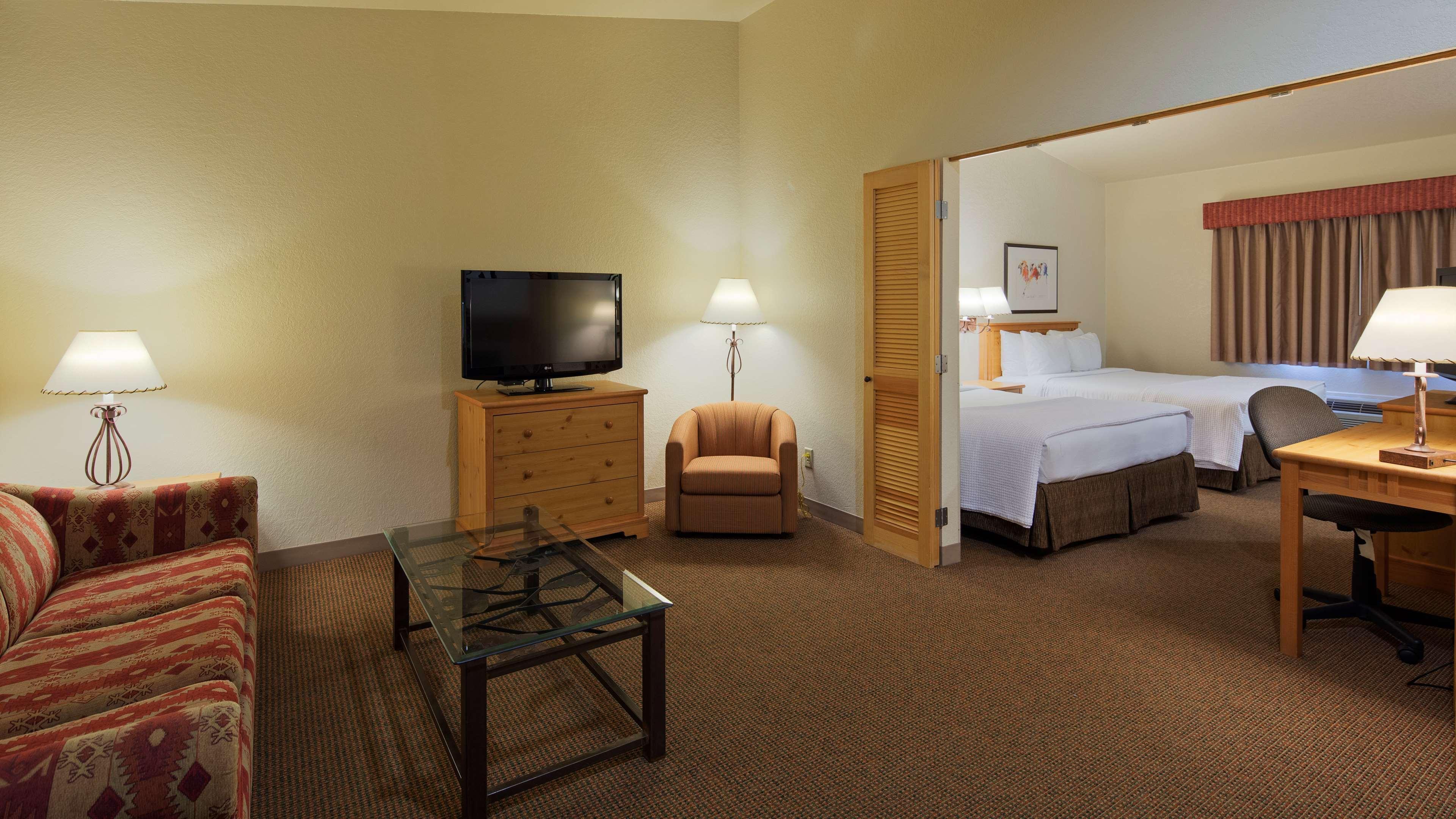 Best Western Golden Spike Inn & Suites Хил Сити Екстериор снимка