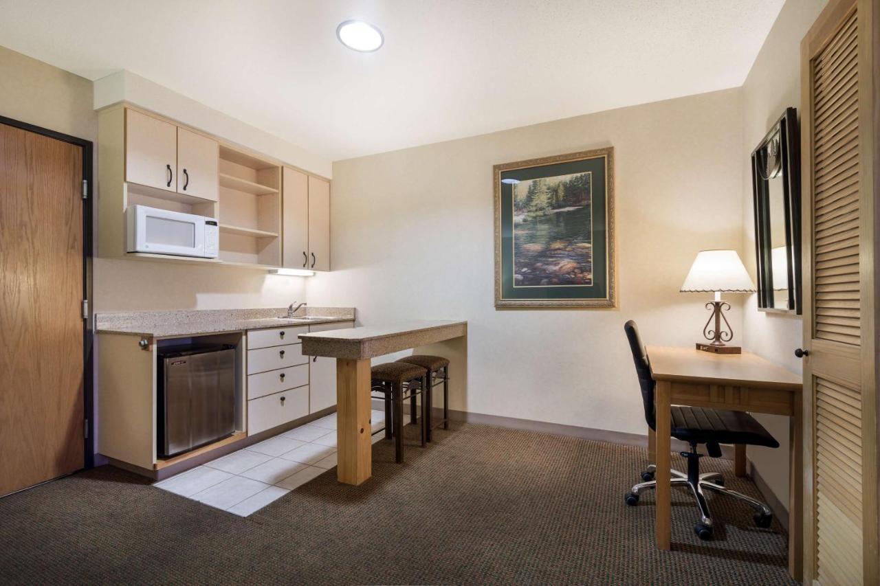 Best Western Golden Spike Inn & Suites Хил Сити Екстериор снимка