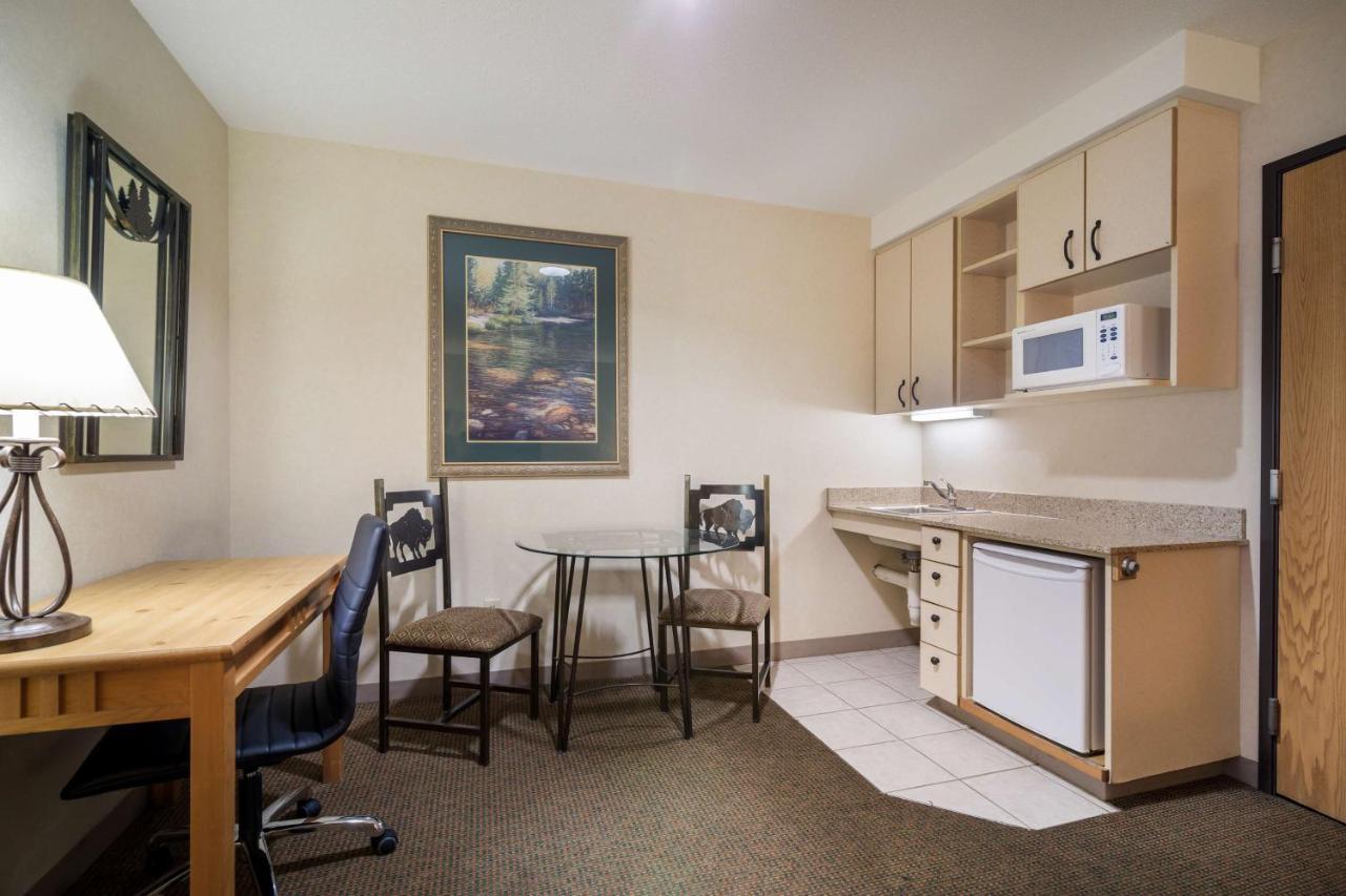 Best Western Golden Spike Inn & Suites Хил Сити Екстериор снимка