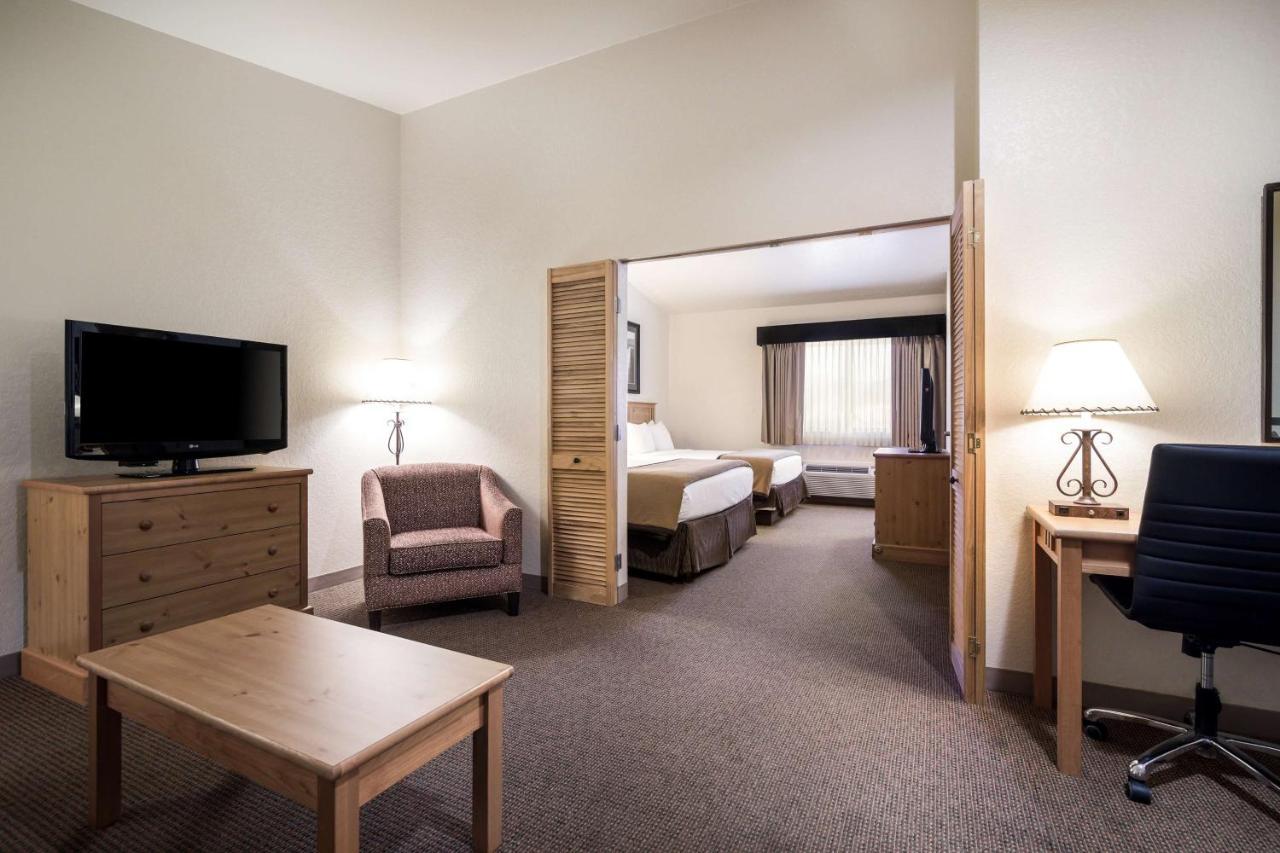 Best Western Golden Spike Inn & Suites Хил Сити Екстериор снимка