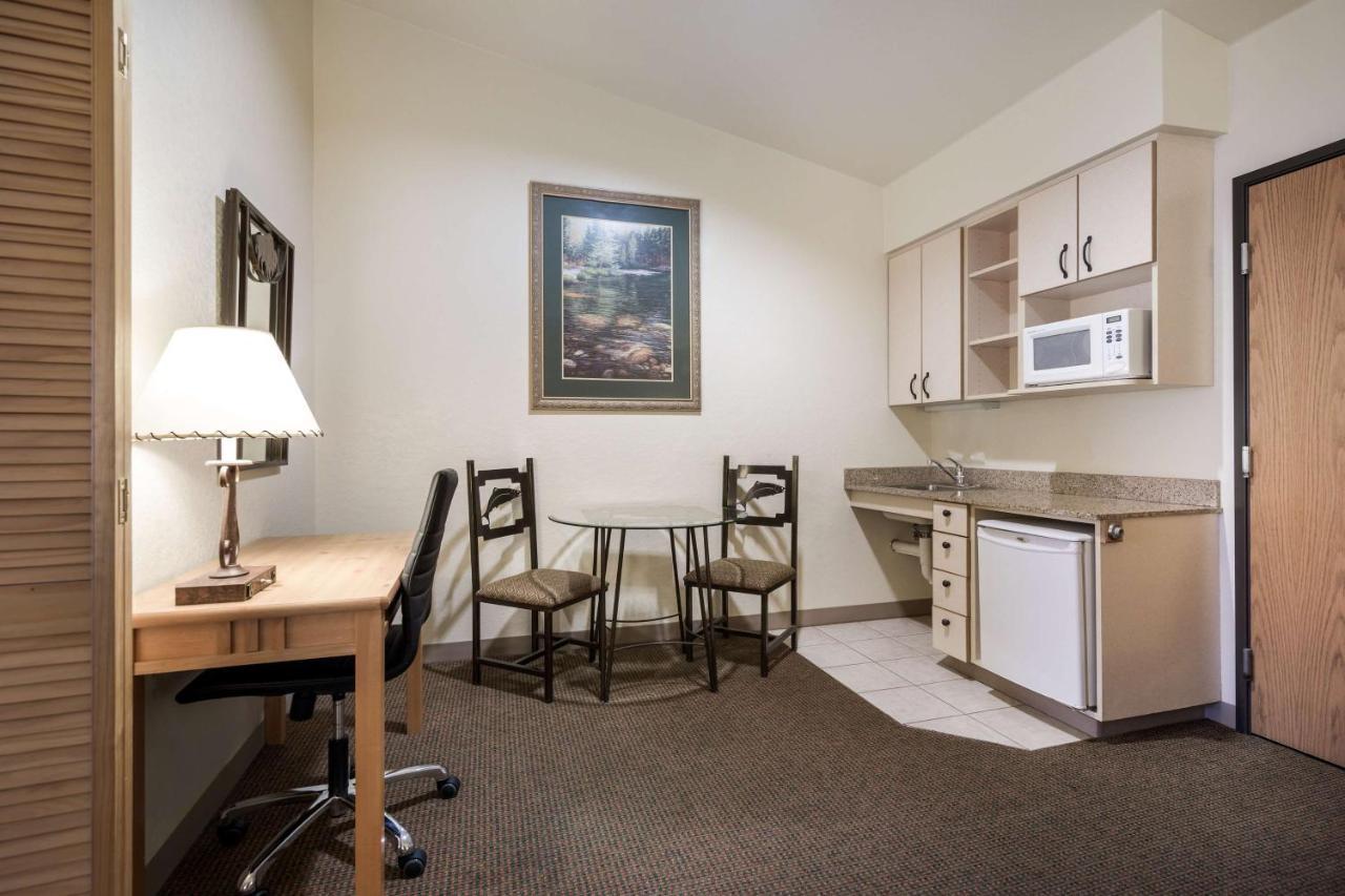 Best Western Golden Spike Inn & Suites Хил Сити Екстериор снимка
