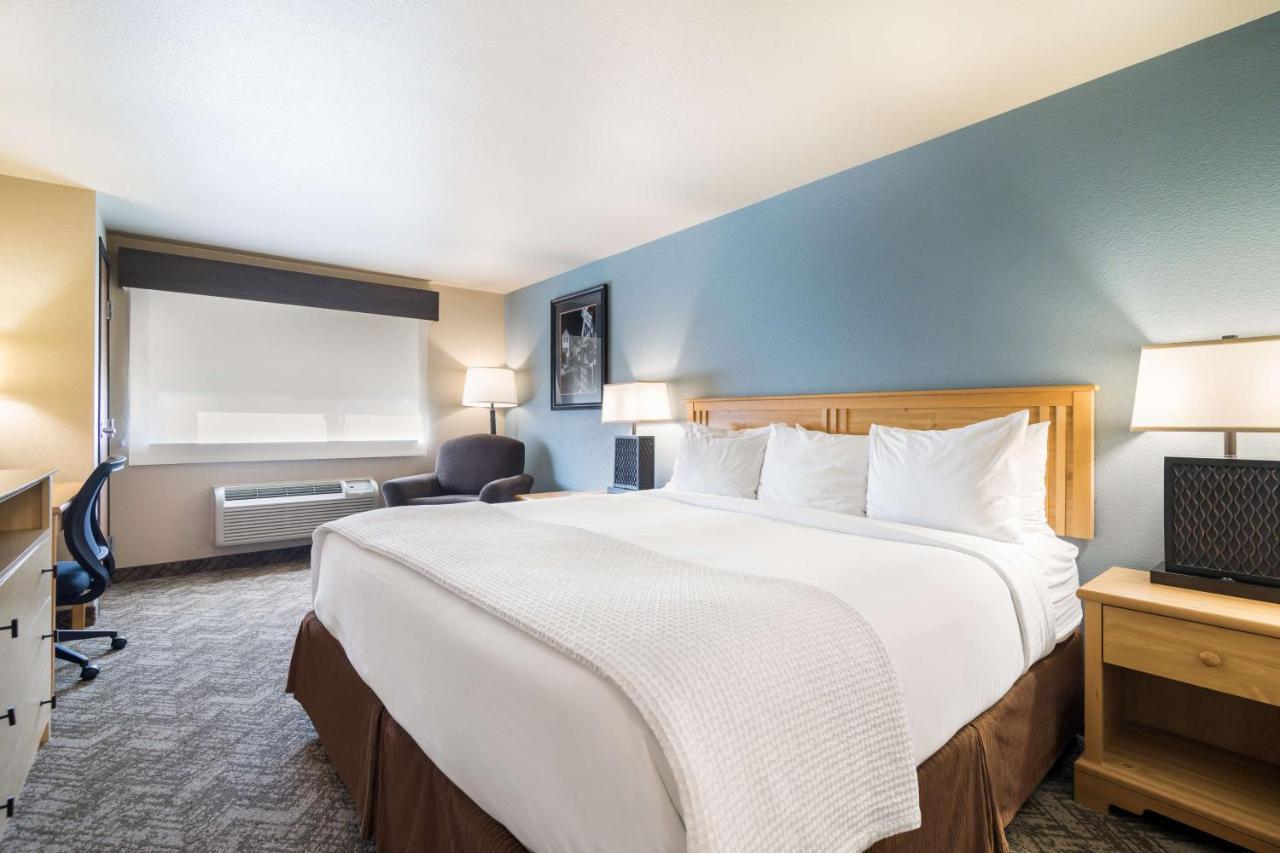Best Western Golden Spike Inn & Suites Хил Сити Екстериор снимка