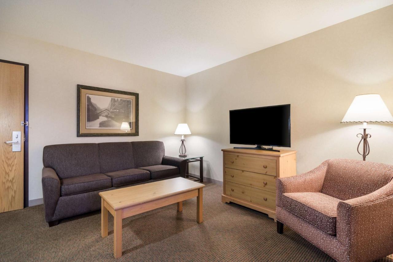 Best Western Golden Spike Inn & Suites Хил Сити Екстериор снимка
