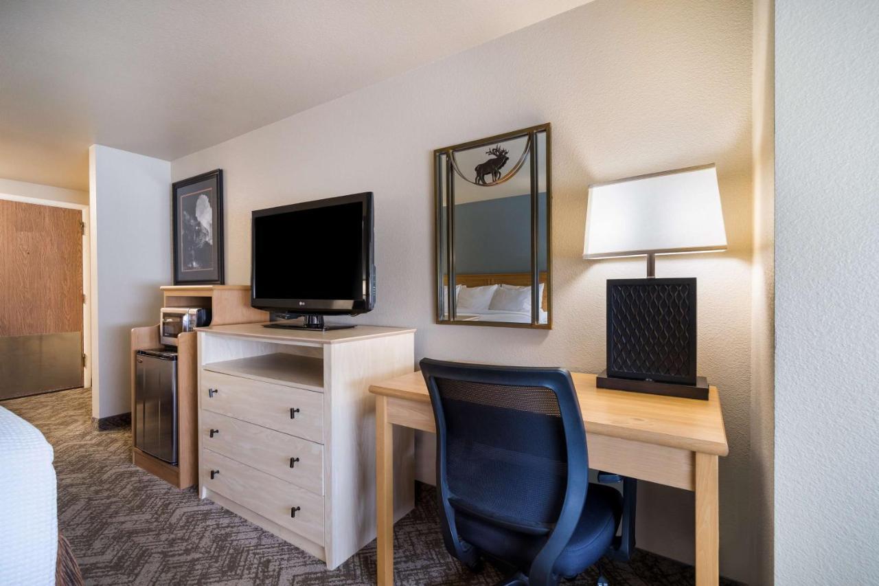 Best Western Golden Spike Inn & Suites Хил Сити Екстериор снимка