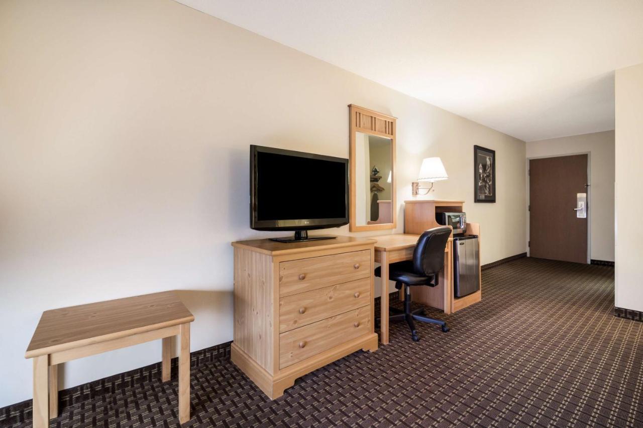 Best Western Golden Spike Inn & Suites Хил Сити Екстериор снимка