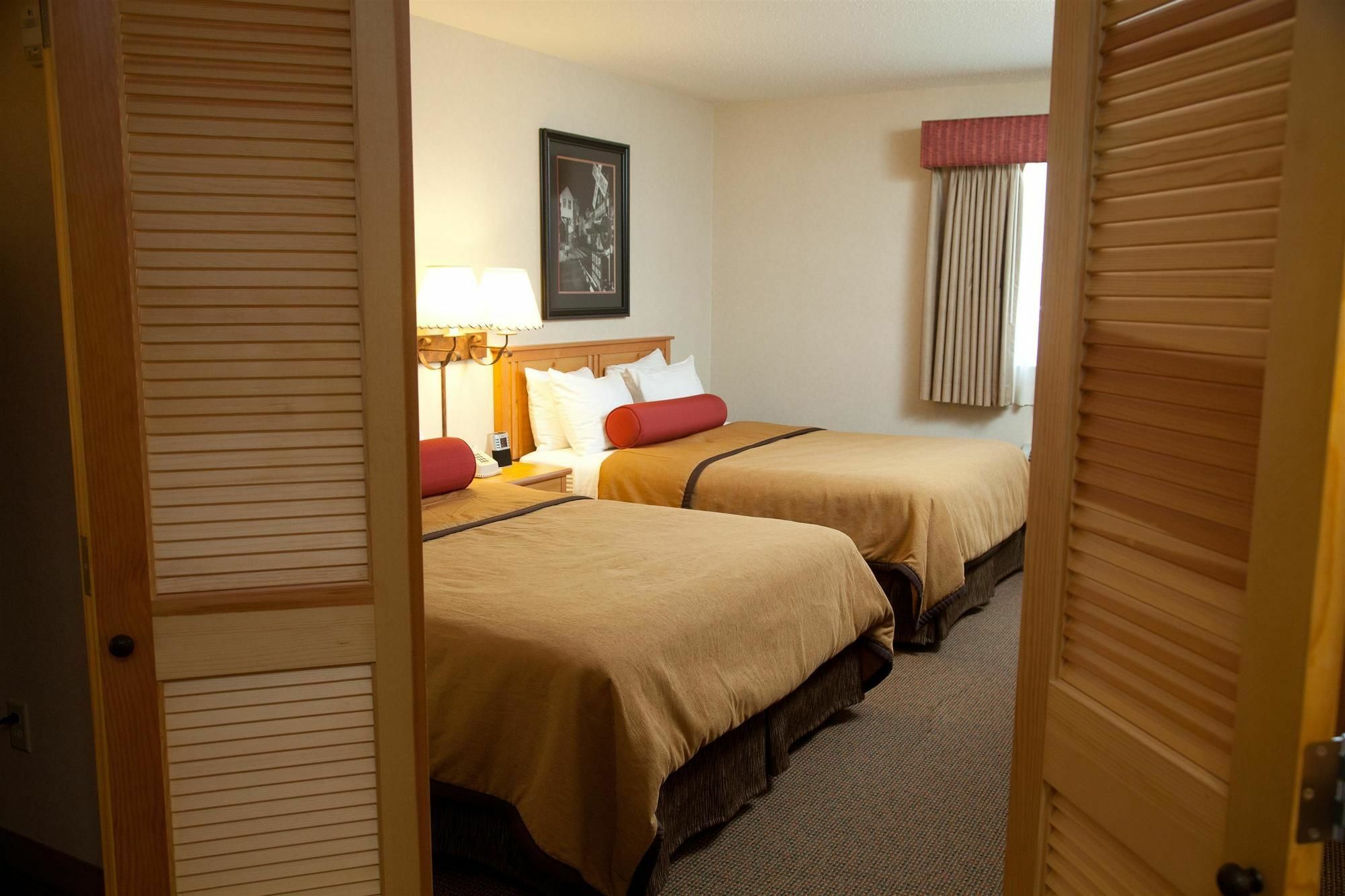 Best Western Golden Spike Inn & Suites Хил Сити Екстериор снимка