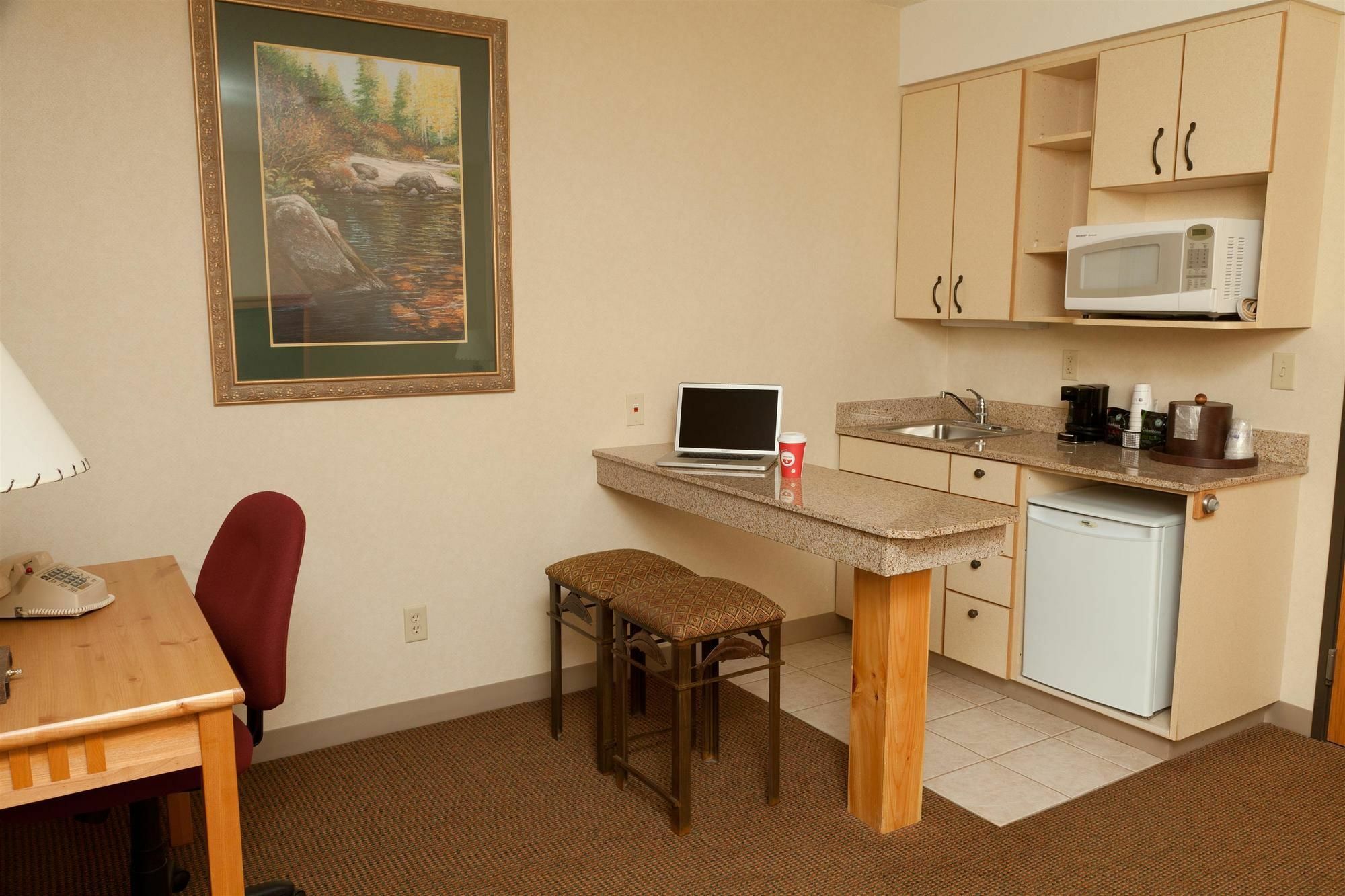 Best Western Golden Spike Inn & Suites Хил Сити Екстериор снимка